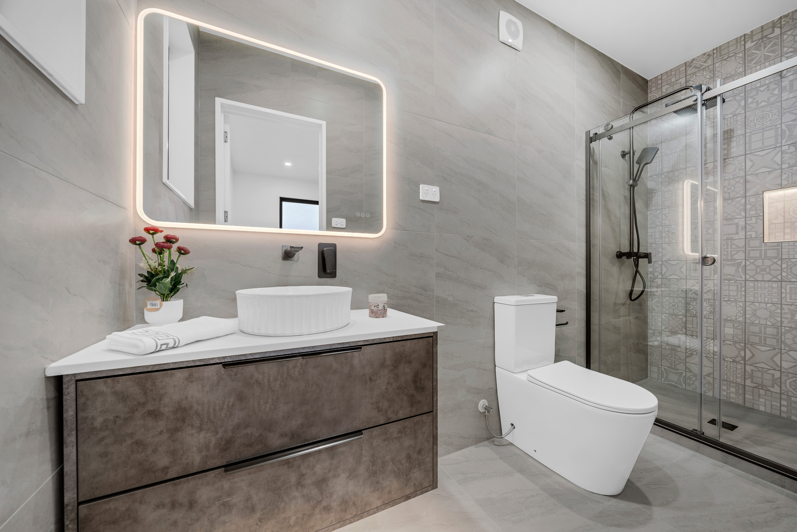 215697247__1787483988-220097-Photos64 Modern Elegance & Exceptional