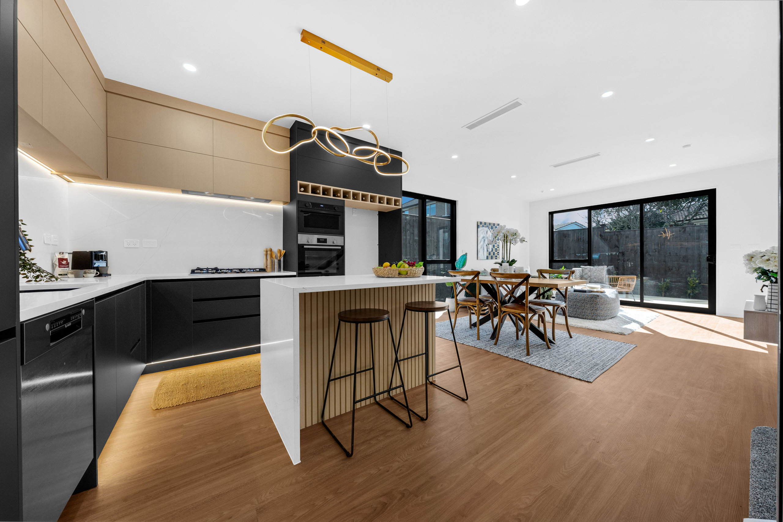 215699644__1787489460-231293-Photos33 Modern Elegance & Exceptional